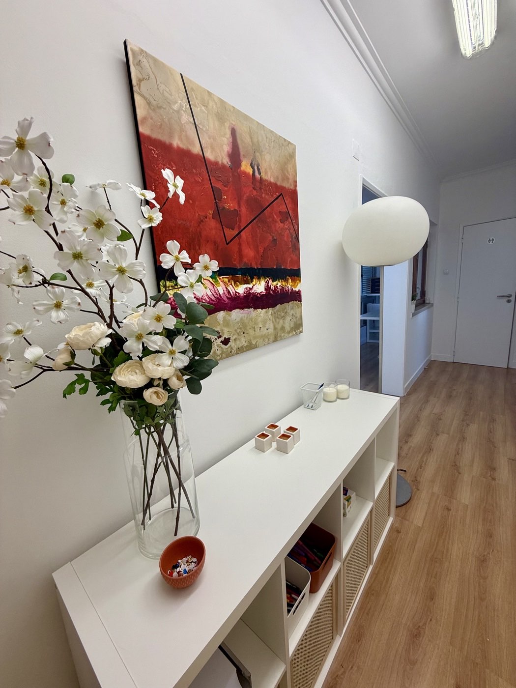 Corredor com flores e arte