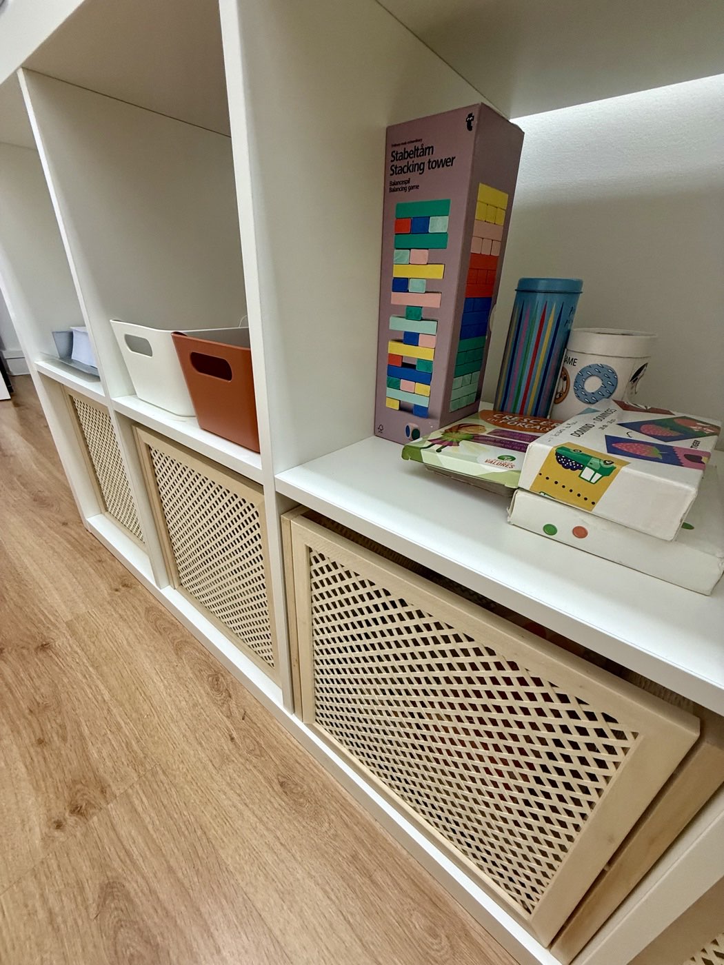 Prateleira com jogos de mesa